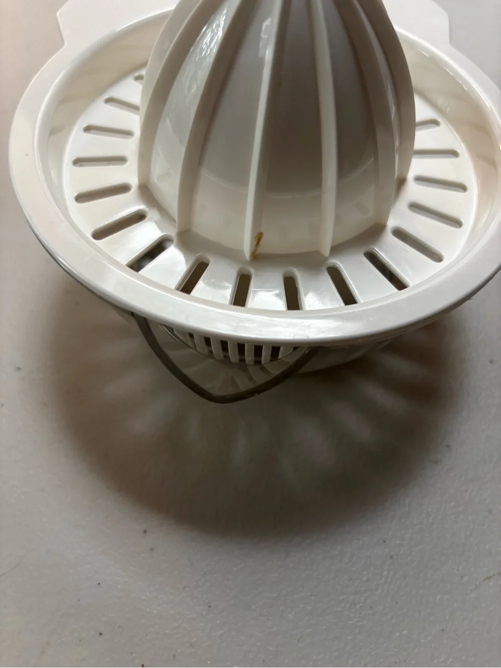 Pampered Chef Strain and Pour Manual Lemon Citrus Juicer White with Clear Base